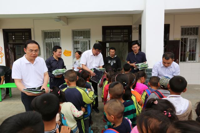 点击新窗口打开