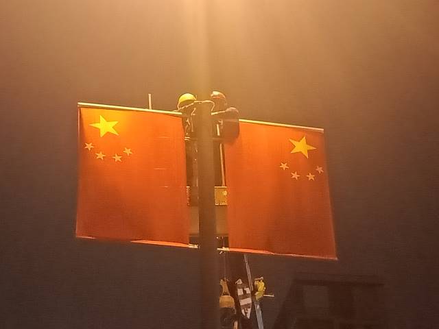 成都市城管委开展国庆节城市氛围营造国旗悬挂工作