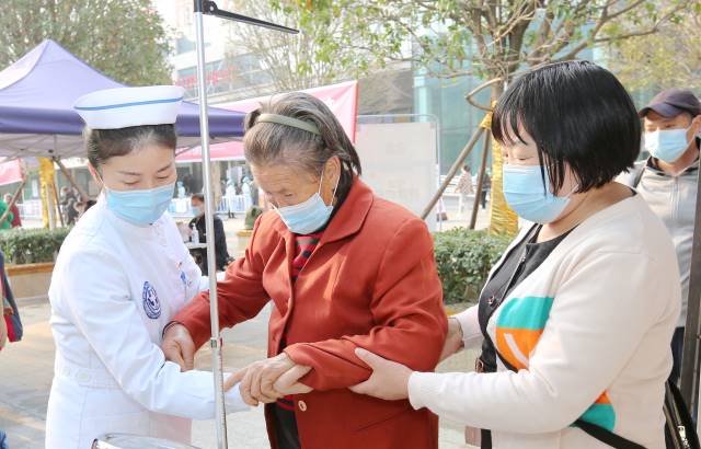 简阳市人民医院开展义诊活动为群众普及糖尿病防治知识