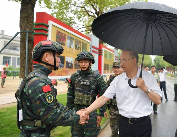 黄强、施小琳等走访慰问驻川部队