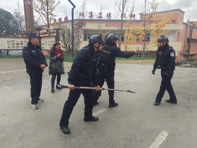 雷波县城关小学严防校园安全隐患 规范校园门岗职责
