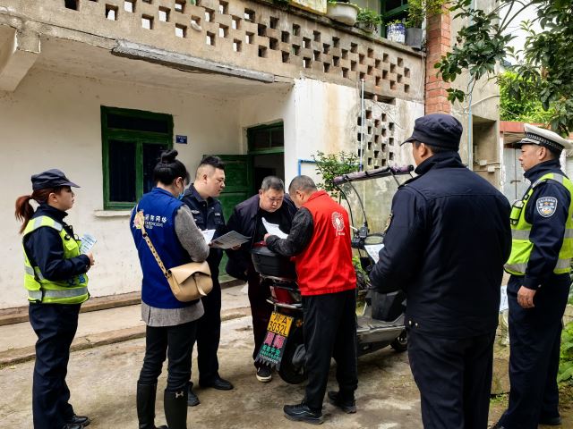 简阳“敲门行动”奏响“全国交通安全日”序曲