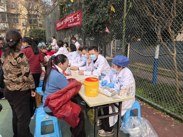 ​成都东部新区石板凳街道开展“社会共治 守正创新 终结艾滋”防艾宣传主题活动